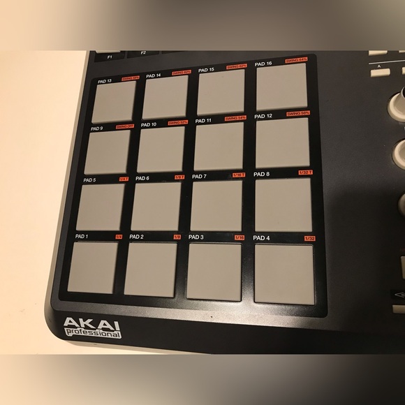 AKAI PROFESSIONAL MPD26 USB/MIDI Pad Control Mixer Music Beats Hiphop Edm Trance - Picture 8 of 15